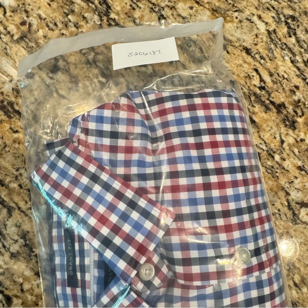Banana Republic Men’s Med Red and Blue Button Down Shirt Supima Cotton Grant Fit
